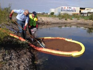 Absorbent marine boom in use